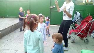 Позитивия 20 09 2018 Детки танцуют воспитатель Наира Папян
