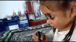La niña que. Se. Maquilla sola, ve. Su reacción