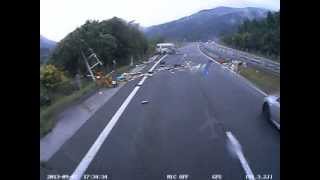 閲覧注意　高速道路　事故　ドライブレコーダー　人が車外に投げ出される瞬間　とくダネでOAされました