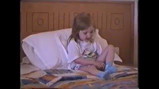 Мелани очень смешно поет неопознанную песню