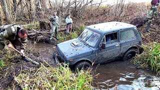 Сузуки Витара против Нивы через ручей. Сломали обе. Suzuki Vitara vs Lada Niva
