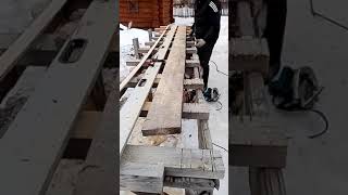Обрезка необрезной доски с помощью направляющей.