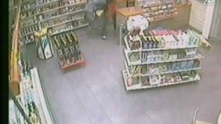 תיעוד: המוכר האמיץ השיב מלחמה וירה על השודדים