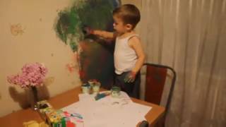 Малой рисует на стене. КРАСАВЧИК! ПАПА БУДЕТ РАД!