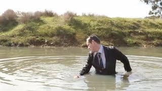 Businessmen jump in water. Бизнесмен прыгает в воду