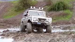 Early Bronco lots of mods playing off road