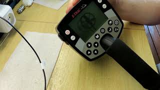 Металлодетектор Minelab E-trac при включении щелкает динамик и не включается