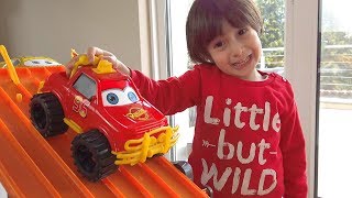 Oyuncak Arabalarla Legoları Devirdik Çocuk Videoları | Tossed Legos With Toy Cars