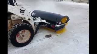 Работа угловой поворотной щетки производства Словакия на Bobcat.