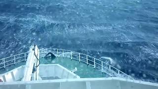 Корабль переваливает через ГИГАНТСКИЕ ВОЛНЫ!!! MONSTER WAVES.