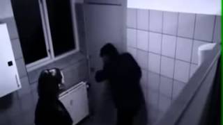 Tuvalette Kız İstediğini Alamayınca Çocuğu Dövüyor Tekme Tokat Dövüyor Video İzle +18