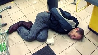 Психопат с Ножами Пытался Ограбить Магазин.