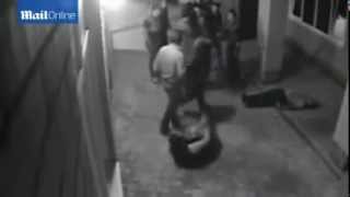 Fight Video ЖЕСТЬ!!!Боксер один раскидал толпу!!!