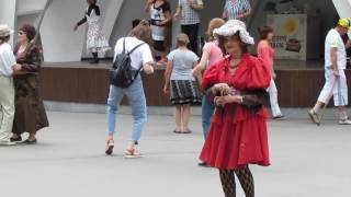 Girls dancing in the park !Девушки танцуют в парке !