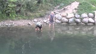 Дед руками ловит рыбу. Santa handed fishing