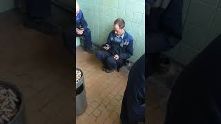 Хочет ссать, но терпит!
