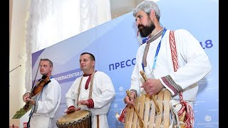 Пиа Сиирала путешествует по суровой Сибири на вертолетах, снегоходах и даже на танках: «Я всегда исп