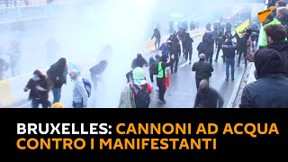 #Bruxelles: 35 mila in piazza contro le restrizioni per il Covid-19, la protesta muta in violenza