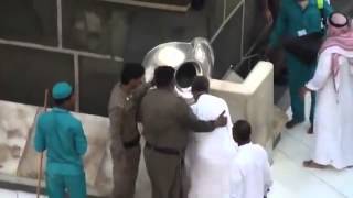 What happened to this man in front of the Kaaba Oh God ... I want to do like this man (AMEEN)