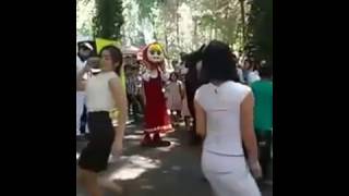 Qizlar parkda