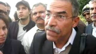 Khmaies Ksila explique la négociation tripartite à des citoyens - Bardo 1