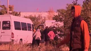 В Чолпон-Ате на участке №3028 раздают избирателям карточки, с которыми они заходят на выборы