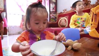Happy Child Girl Eating Food Itself, Kim yuone. Tokina 1116 f2.8