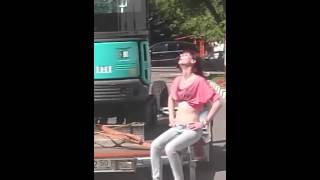Девушку плющит