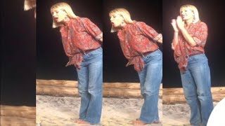 Alessia Marcuzzi spegne il falò a piedi nudi: la foto su instagram