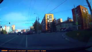 Автоледи наехала на пешеходов после столкновения с автобусом [LIFECORR | 800 RUB]