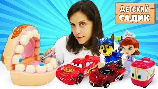 Маквин и Гонщик лечат зубы! Мистер Зубастик Play Doh. Видео для детей