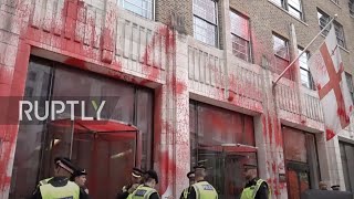 UK: Police clash with XR activists throwing red paint at London's Guildhall