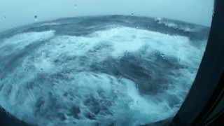 ?RAW FOOTAGE of Queen Mary 2 in Stormy Weather!?