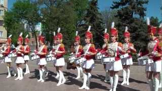 Репетиция барабанщиц перед парадом 1 мая в Луганске