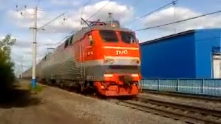 Два поезда (ЧС7-249 и ВЛ10-1076)