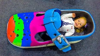 Настя играет на красочных детских площадках
