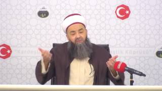 Ben Giyim Kuşamıma Dikkat Etmem, Hanım Zorla Giyindirir, Yakıştırır!