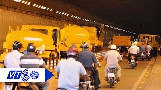 Xe tải ‘điên’ lao sang làn đường xem máy | VTC