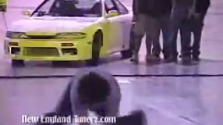 Hot girls shakin their asses at a car show!