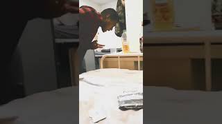 L’homme qui parle au bouteille
