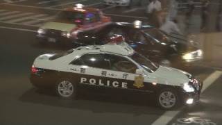 パトカー、違法駐車を無視。The taxi which violates traffic regulations.
