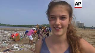 Community groups tackle India's piles of garbage