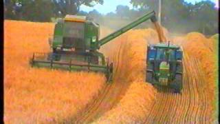 John Deere 985 combining