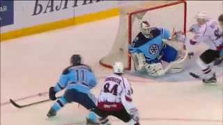 Салак парирует бросок Кундратека головой! / Salak stops Kundratek's shot with helmet
