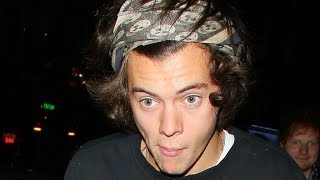 Harry Styles Pulls Down His Pants On Stage