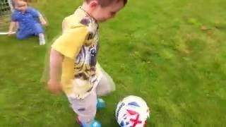 Футбол Игра с мячом самый маленький футболист Playing football and having fun with baby brother