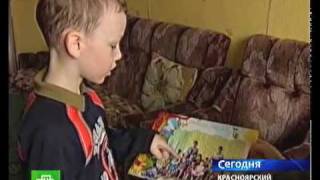Воспитательница заклеивала детям рот скотчем.