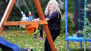 Алла Пугачева играет с двойняшками во дворе замка