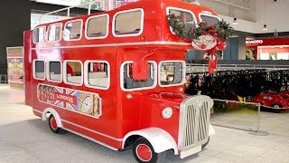 Красный детский автобус London bus едет по МЕГА Адыгея. Арина с папой едет на детском автобусе.