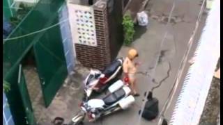 Thiếu nữ quì lạy cảnh sát giao thông để xin xe vi phạm =.= dám làm thì dám chịu đi chứ !